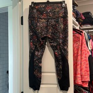 Lululemon Wunder Under HR crop scallop in flowerescent multi, size 8, EUC
